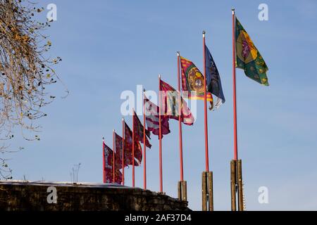 Heraldische Fahnen auf die Budaer Burg, die Winter in Budapest, Ungarn fliegen. Dezember 2019 Stockfoto