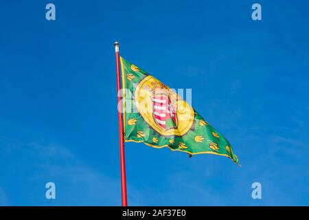 Royal Flagge an der Budaer Burg, Winter in Budapest, Ungarn. Dezember 2019 Stockfoto