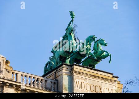 Kupfer Skulptur von Wagen und Rosse, Museum für Völkerkunde, Nepraji Muzeum, Lajos Kossuth tér, Winter in Budapest, Ungarn. Dezember 2019 Stockfoto