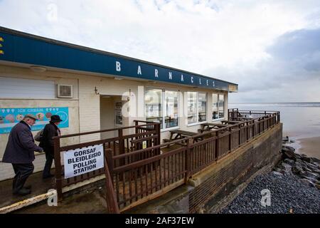 Pendine, UK. 12. Dezember, 2019. Die Wähler im Wahllokal an seepocken Beach Cafe in Pendine, Carmarthenshire. Credit: gruffydd Ll. Thomas/Alamy leben Nachrichten Stockfoto