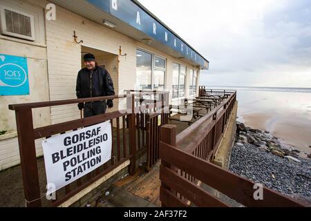 Pendine, UK. 12. Dezember, 2019. Ein Wähler das Wahllokal mit Seepocken Beach Cafe in Pendine, Carmarthenshire. Credit: gruffydd Ll. Thomas/Alamy leben Nachrichten Stockfoto