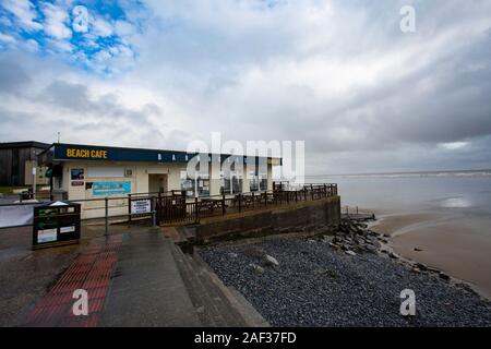 Pendine, UK. 12. Dezember, 2019. Das Wahllokal mit Seepocken Beach Cafe in Pendine, Carmarthenshire. Credit: gruffydd Ll. Thomas/Alamy leben Nachrichten Stockfoto