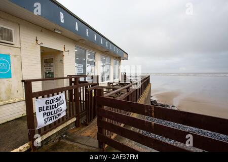 Pendine, UK. 12. Dezember, 2019. Das Wahllokal mit Seepocken Beach Cafe in Pendine, Carmarthenshire. Credit: gruffydd Ll. Thomas/Alamy leben Nachrichten Stockfoto