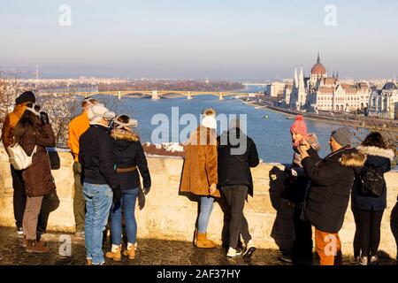 Die Touristen tragen Virtual augmented reality Headsets Blick vom Schloss Buda über die Donau das ungarische Parlament Gebäude. Budapest, HU Stockfoto