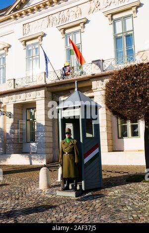 Palace Guard Wache, die Budaer Burg, die Winter in Budapest, Ungarn. Dezember 2019 Stockfoto