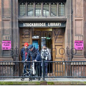 Edinburgh, Schottland, Großbritannien. 12. Dezember 2019. Allgemeine Wahl. Wähler verlassen Stockbridge Bibliothek Wahllokal nach der Stimmabgabe im Norden und Leith Edinburgh Wahlkreis. Kandidaten: Erneuern Heather Astbury, SNP Deidre Brock, schottischen Grünen Steve Burgess, konservativen Iain McGill, Arbeit Co-op-Gordon Munro, Brexit Partei Robert Speirs, Liberaldemokraten Bruce Wilson. Quelle: Craig Brown/Alamy leben Nachrichten Stockfoto