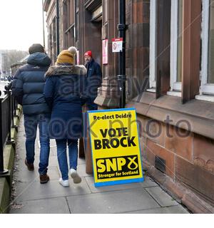 Edinburgh, Schottland, Großbritannien. 12. Dezember 2019. Allgemeine Wahl. Die Wähler in Stockbridge Bibliothek Wahllokal ihre Stimme in die Edinburgh Norden und Leith Wahlkreis zu werfen. Kandidaten: Erneuern Heather Astbury, SNP Deidre Brock, schottischen Grünen Steve Burgess, konservativen Iain McGill, Arbeit Co-op-Gordon Munro, Brexit Partei Robert Speirs, Liberaldemokraten Bruce Wilson. Quelle: Craig Brown/Alamy leben Nachrichten Stockfoto