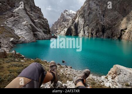 Braun militärischen Schuhe von Wanderer vor Bergsee Kel Suu in der Nähe der chinesischen Grenze in Kirgisistan Stockfoto