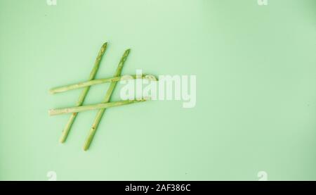 Konzeptionelle Idee, Hashtag aus Spargel, gesundes Essen, Green Food Stockfoto