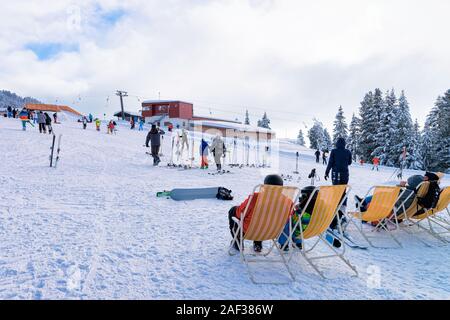 Menschen entspannend und sitzen auf Liegestühlen im Zillertal Arena Stockfoto