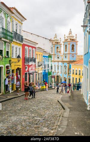 Kolonialbauten und Touristen selfies in Pelourinho - Kirche Unserer Lieben Frau vom Rosenkranz von der schwarzen Menschen im Hintergrund Stockfoto