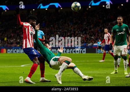 Madrid, Spanien. 11 Dez, 2019. Thomas Teye von Atletico de Madrid und Rifat Zhemaletdinov der FC Lokomotiv Moskau während La Liga Match zwischen Atletico de Madrid und FC Lokomotiv Moskau bei Wanda Metropolitano Stadion in Madrid, Spanien. (Final Score: Atletico de Madrid 2 - FC Lokomotiv Moskau 0) Credit: SOPA Images Limited/Alamy leben Nachrichten Stockfoto