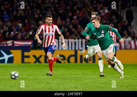 Madrid, Spanien. 11 Dez, 2019. Engel Martin Correa von Atletico de Madrid und Rifat Zhemaletdinov der FC Lokomotiv Moskau während La Liga Match zwischen Atletico de Madrid und FC Lokomotiv Moskau bei Wanda Metropolitano Stadion in Madrid, Spanien. (Final Score: Atletico de Madrid 2 - FC Lokomotiv Moskau 0) Credit: SOPA Images Limited/Alamy leben Nachrichten Stockfoto