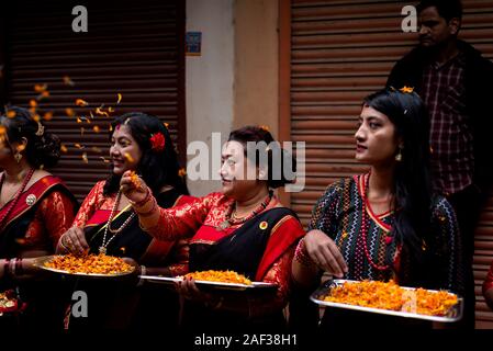 Kathmandu, Nepal. 12 Dez, 2019. Frauen aus Newar Gemeinschaft in traditionellen Festtracht gekleidet begrüßen die Menschen während des Festivals. Yomari Punhi ist ein newari Festival markiert das Ende der Reisernte. Es findet im November/Dezember Während der Vollmond Tag der Thinl?, im zweiten Monat im Lunar Nepal Ära Kalender. Credit: SOPA Images Limited/Alamy leben Nachrichten Stockfoto