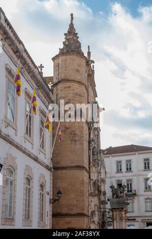 Äußere des Klosters Santa Cruz (Kirche des Heiligen Kreuzes) in Coimbra, Portugal, 1131 gegründet. Stockfoto