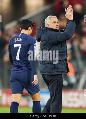 Champions League, Munich-Tottenham, München Dec 11, 2019. Jose Mourinho, Headcoach Hotspurs, Grüße an Fans, Heung-Min SOHN, hotspurs 7 traurig FC BAYERN MÜNCHEN - Tottenham Hotspur FC 3-1 UEFA Fußball Champions League, München, Dezember 11, 2019, Saison 2019/2020, Gruppenphase, Gruppe B, FCB, Bayern, München © Peter Schatz/Alamy leben Nachrichten Stockfoto