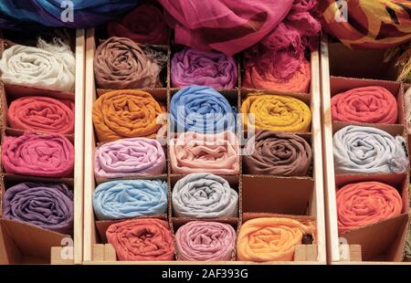 Anzeige der feine Wolle Schals in leuchtenden Farben Stockfoto