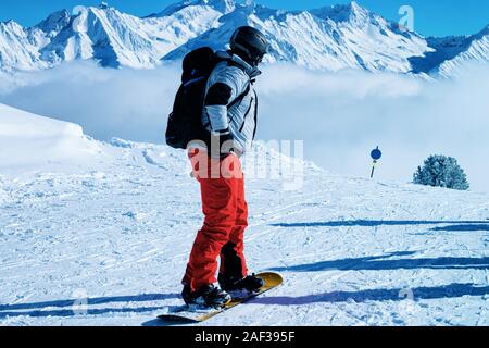 Mann auf Snowboard im Zillertal Arena Skigebiet Österreichs Stockfoto