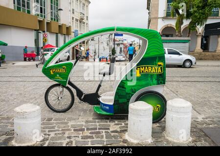 Salvador, Bahia, Brasilien - ca. September 2019: Dreirad Eco Taxi-service, bietet Besichtigungen Touren im historischen Zentrum von Salvador Stockfoto