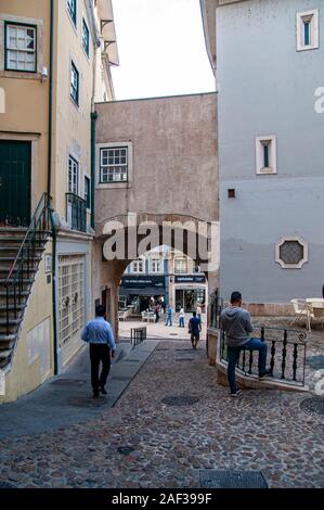 Arco de Almedina. Das Tor in die alte Stadtmauer, Coimbra, Portugal Stockfoto