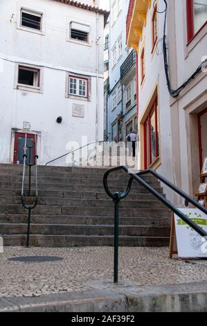 Rua Ferreira Borges führt durch den Arco de Almedina. Coimbra, Portugal Stockfoto