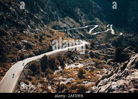 Mallorca, Spanien. Die Panorama- und touristische Straße, die zum Hafen von Sa Calobra. Wicklung und schmalen Straße Stockfoto