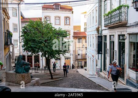 Rua Ferreira Borges führt durch den Arco de Almedina. Coimbra, Portugal Stockfoto