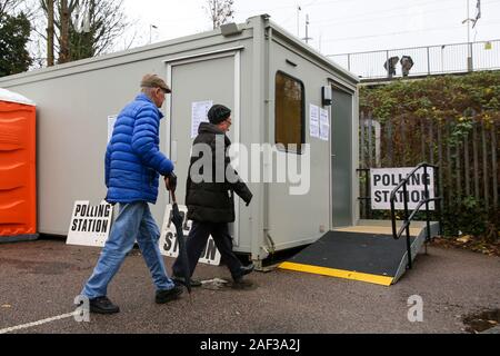 Die Wähler kommen in eine Kabine, die als Polling Station verwendet wird, um ihre Stimmen bei den britischen Parlamentswahlen in Haringey, im Norden Londons abzugeben.die Polling-Stationen im ganzen Land öffneten um 7:00 Uhr und schließen um 22:00 Uhr bei den ersten Wahlen im Dezember seit 1923. Stockfoto