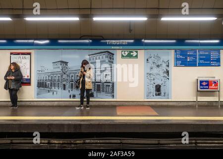 Ein paar Damen stehen und warten auf der Plattform in Tribunal Madrider U-Bahn Station und auf einen Zug warten. Stockfoto