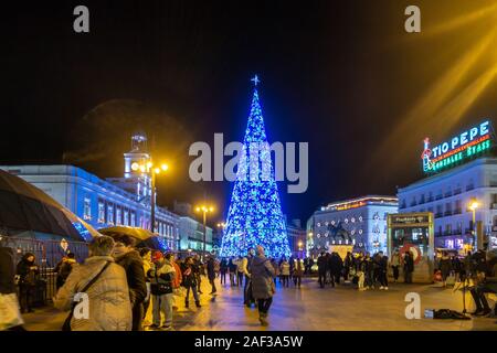 Eine große, blau, konische Weihnachten Baum in Puerta del Sol im Zentrum von Madrid, Spanien, nachts beleuchtet. Stockfoto