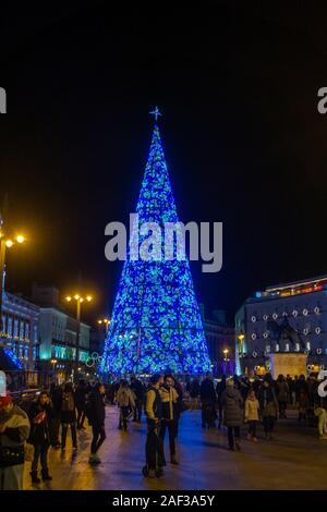 Eine große, blau, konische Weihnachten Baum in Puerta del Sol im Zentrum von Madrid, Spanien, nachts beleuchtet. Stockfoto