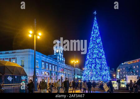 Eine große, blau, konische Weihnachten Baum in Puerta del Sol im Zentrum von Madrid, Spanien, nachts beleuchtet. Stockfoto