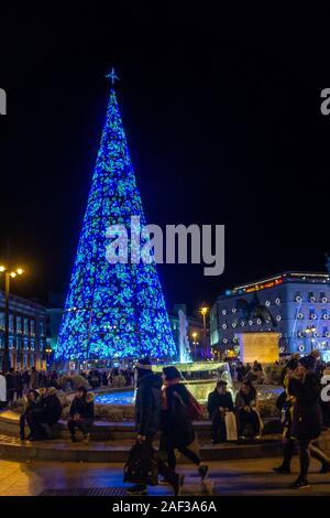 Eine große, blau, konische Weihnachten Baum in Puerta del Sol im Zentrum von Madrid, Spanien, nachts beleuchtet. Stockfoto