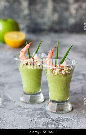 Avocado- und grüner Apfel Mousse mit Garnelen und Mandeln. Teil Vorspeise für ein Buffet oder Bankett in ein Glas. Stockfoto