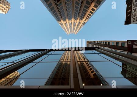 Reflexionen von 555 California Street. Es ist ein 52-stöckiges 779 ft (237 m) Wolkenkratzer, das 4. höchste Gebäude der Stadt. San Francisco, CA, USA