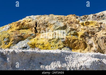 Vulkanische Ablagerungen von Schwefel in den Felsen auf der Insel Vulcano Stockfoto
