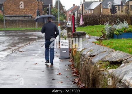 Northampton, UK, 12. Dezember 2019, UK Wahlen, Wähler in den Wahllokalen auf einem nassen miserablen Tag in Northampton Norden zu stimmen. Credit: Keith J Smith./Alamy leben Nachrichten Stockfoto