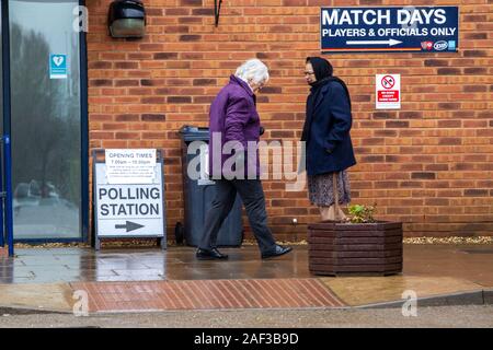 Northampton, UK, 12. Dezember 2019, UK Wahlen, Wähler in den Wahllokalen auf einem nassen miserablen Tag in Northampton Norden zu stimmen. Credit: Keith J Smith./Alamy leben Nachrichten Stockfoto