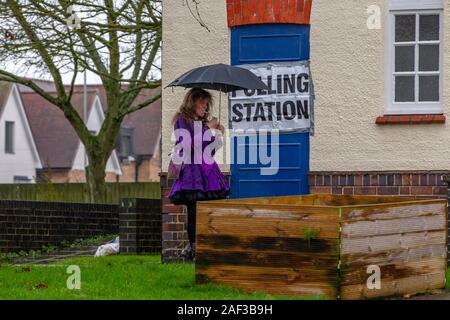 Northampton, UK, 12. Dezember 2019, UK Wahlen, eine Person, der eine Zigarette bis nach dem Verlassen des Wahlbüros am westlichen Favell Village Hall auf einem nassen miserablen Tag in Northampton Norden zu stimmen. Credit: Keith J Smith./Alamy leben Nachrichten Stockfoto