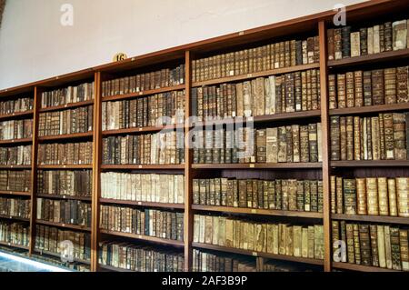 Alte Bücher in den Regalen der Joanina Bibliothek (Biblioteca Joanina) in Universität Coimbra, Coimbra, Portugal Stockfoto