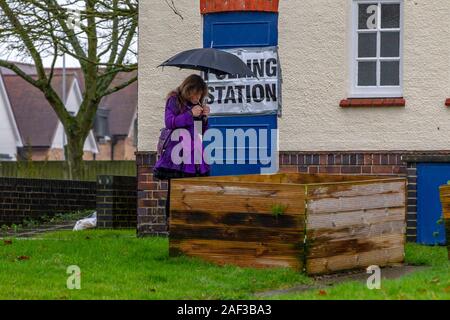 Northampton, UK, 12. Dezember 2019, UK Wahlen, eine Person, der eine Zigarette bis nach dem Verlassen des Wahlbüros am westlichen Favell Village Hall auf einem nassen miserablen Tag in Northampton Norden zu stimmen. Credit: Keith J Smith./Alamy leben Nachrichten Stockfoto