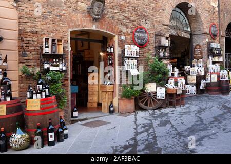 SPAREN SIE NOCH HEUTE WASSER, TRINKEN SIE WEIN! Die Cantina Pulcino - eine malerische Enoteca mit Restaurant - in Montepulciano (Siena - Toskana - Italien). Stockfoto