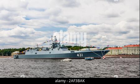 Fregatte Admiral Kasatonov am Vorabend des Tages der russischen Marine in den Gewässern an der Newa ist mit Fahnen verankert. Die Inschrift an Bord der Shi Stockfoto