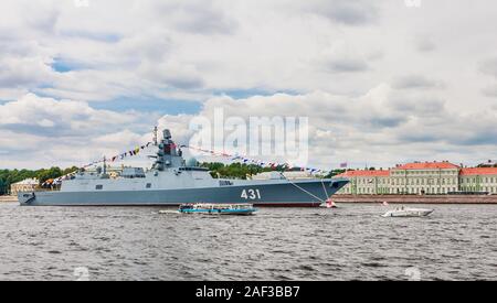 Fregatte Admiral Kasatonov am Vorabend des Tages der russischen Marine in den Gewässern an der Newa ist mit Fahnen verankert. Die Inschrift an Bord der Shi Stockfoto