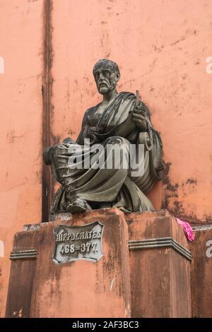 Salvador, Brasilien - ca. September 2019: Statue von Hippokrates an das alte Gebäude der Schule von Medizin von Bahia Stockfoto