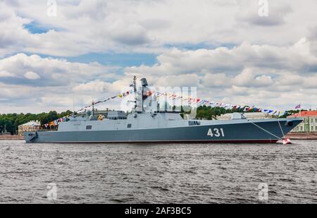 Fregatte Admiral Kasatonov am Vorabend des Tages der russischen Marine in den Gewässern an der Newa ist mit Fahnen verankert. Die Inschrift an Bord der Shi Stockfoto