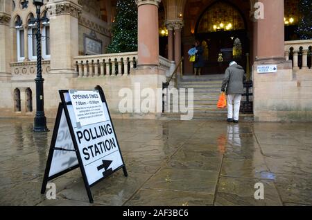 Die Wähler in einem Wahllokal während der allgemeinen Wahlen 2019 am Guilldhall, Northampton, Großbritannien Stockfoto