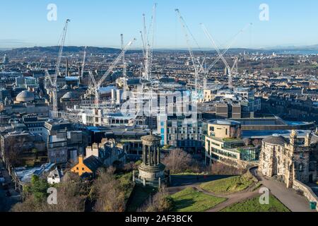 Luftaufnahme von Turmdrehkranen im St James Zentrum Sanierung Website mit Dugald Stewart Denkmal im Vordergrund von Calton Hill, Edinburgh, Schottland, Großbritannien Stockfoto