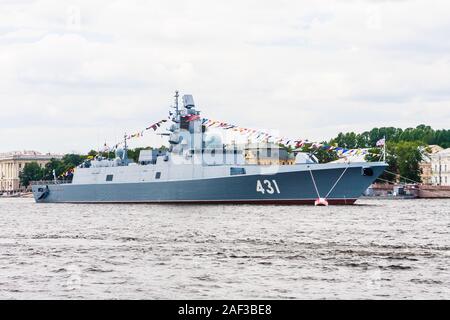 Fregatte Admiral Kasatonov am Vorabend des Tages der russischen Marine in den Gewässern an der Newa ist mit Fahnen verankert. Die Inschrift an Bord der Shi Stockfoto