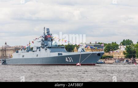 Fregatte Admiral Kasatonov am Vorabend des Tages der russischen Marine in den Gewässern an der Newa ist mit Fahnen verankert. Die Inschrift an Bord der Shi Stockfoto